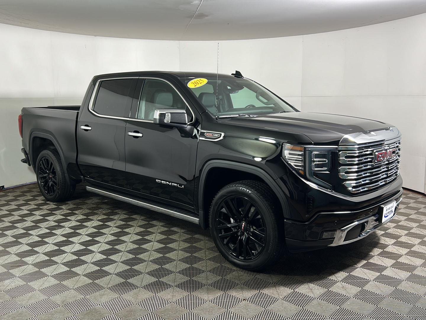 Used 2025 Onyx Black GMC Denali image 5