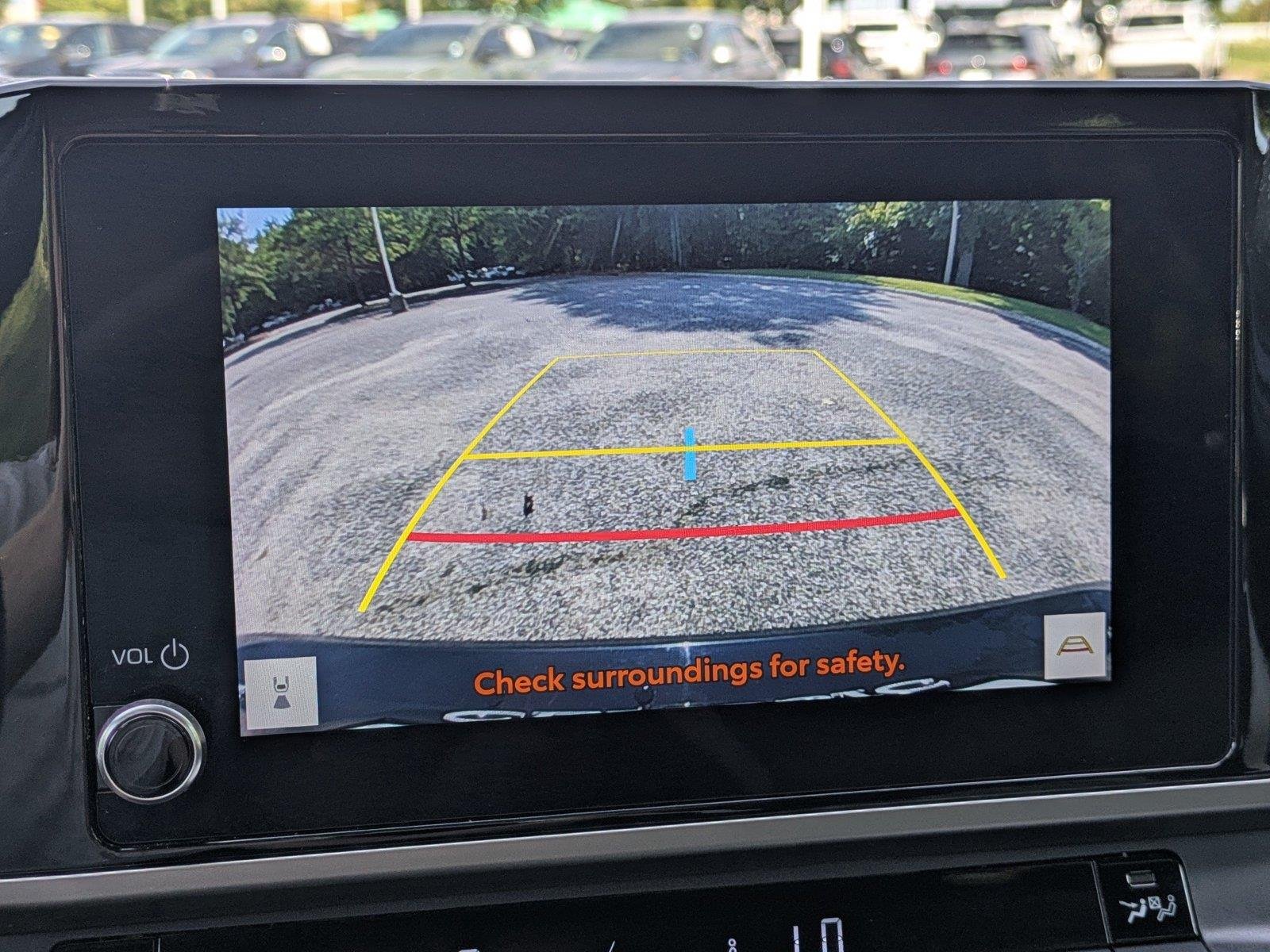 Used 2025  Toyota SE image 19