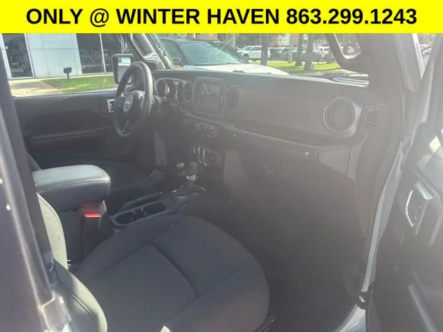 Used 2023  Jeep Sport S image 7