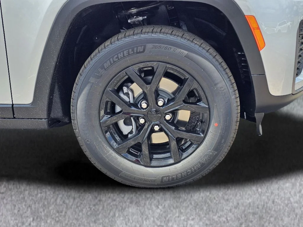 New 2026 Silver Zynith Exterior Paint Jeep Altitude image 6