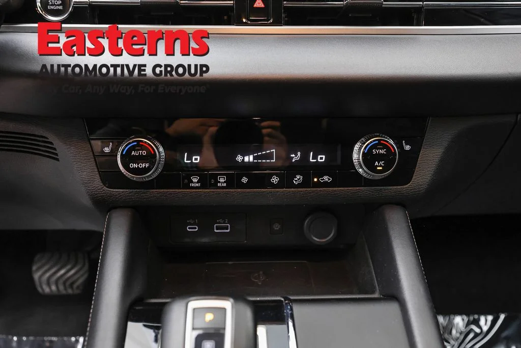 Used 2024 Silver Mitsubishi SE image 19