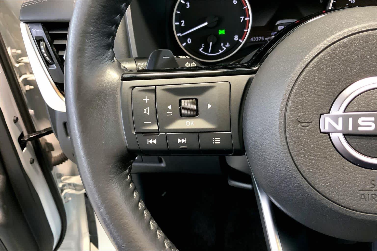 Used 2022 Pearl White Tricoat Nissan SL image 23