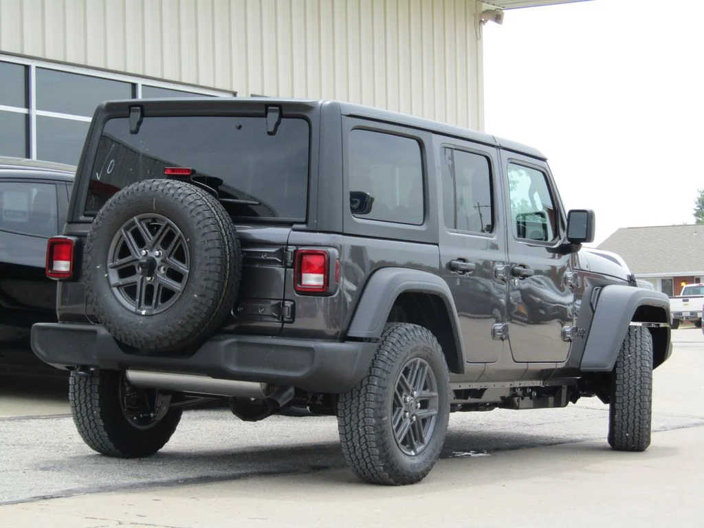 New 2026 granite crystal metallic clearcoat Jeep Sport RHD image 3