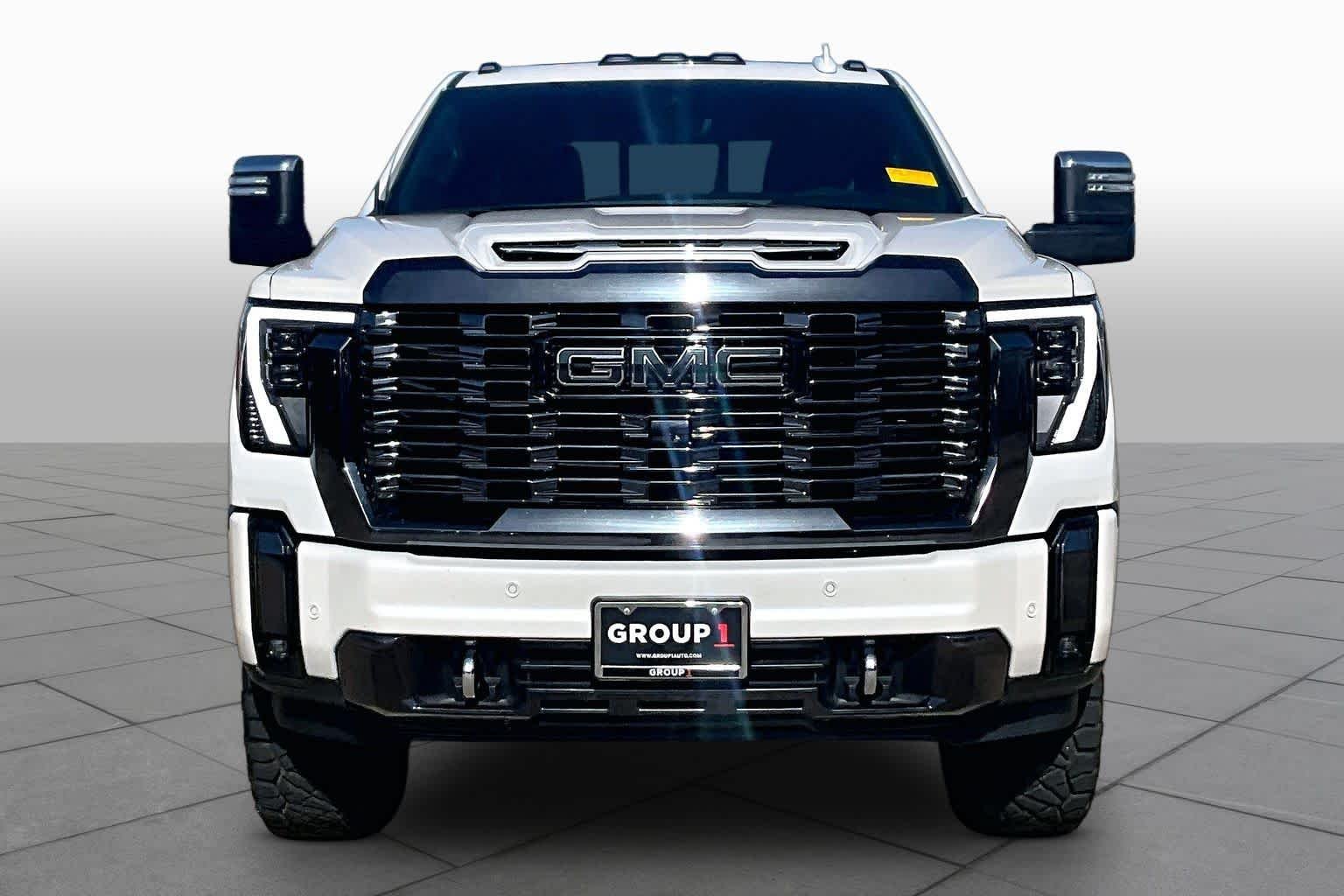 Used 2024 White Frost Tricoat GMC Denali Ultimate image 4