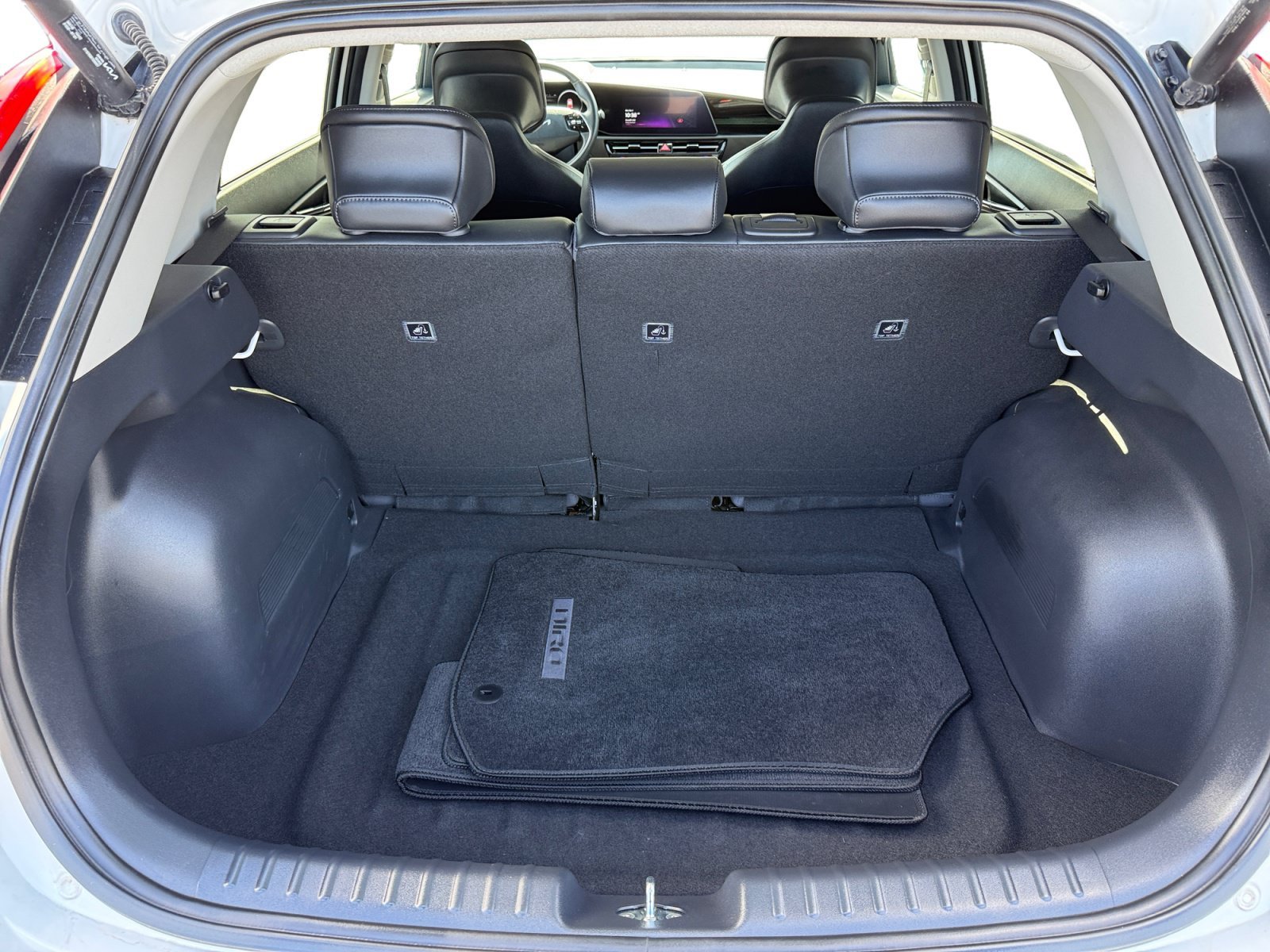 Used 2023 Snow White Pearl Kia Wave image 17