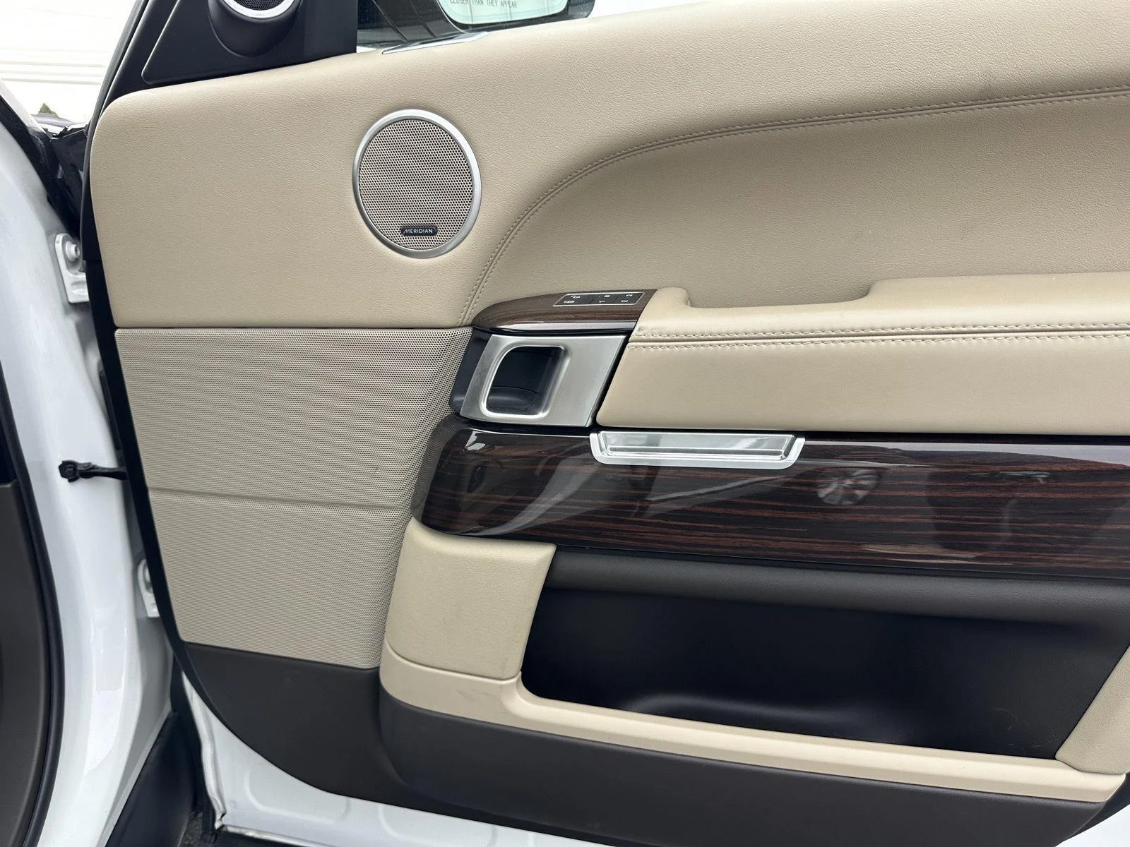Used 2017 Fuji White Land Rover 5.0L V8 Supercharged image 19