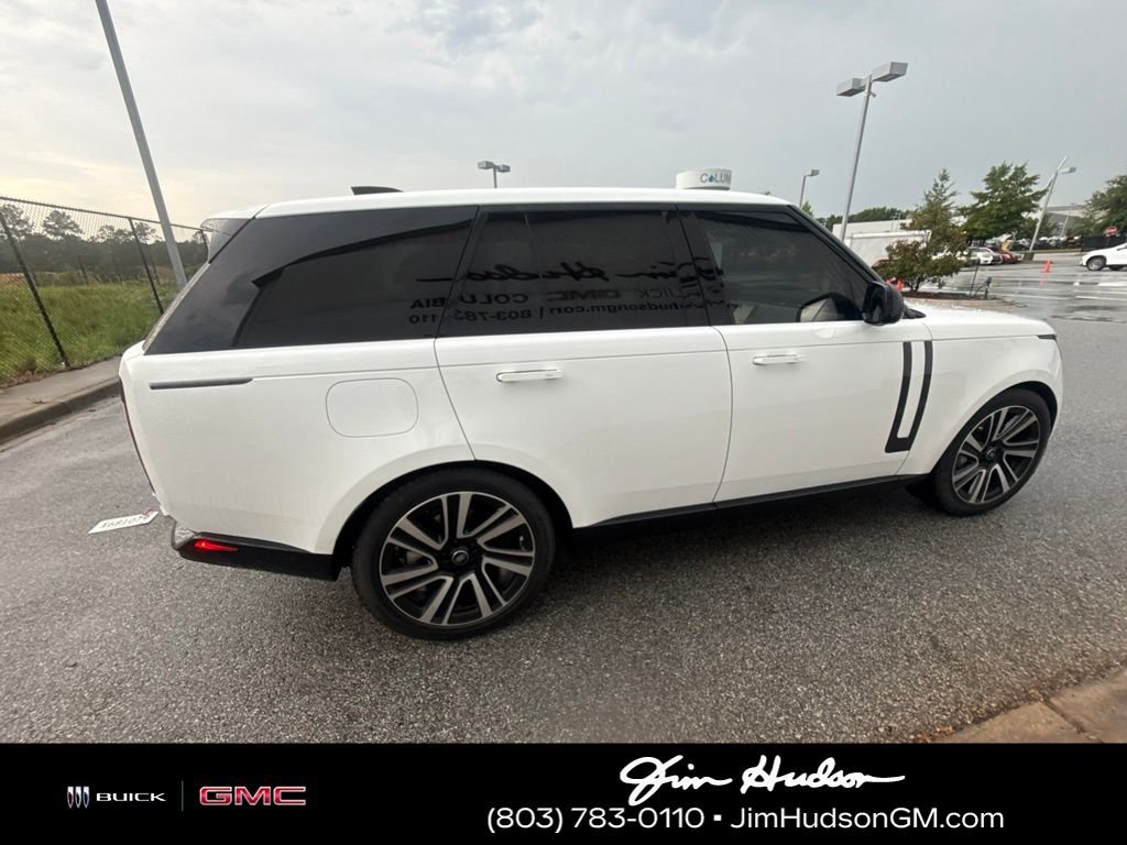 Used 2023 White Land Rover SE image 4