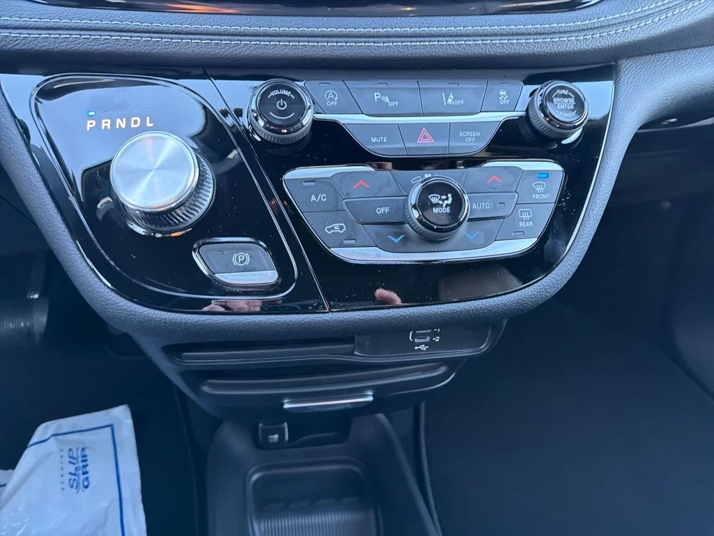 2026 Chrysler Pacifica Select - Photo 17