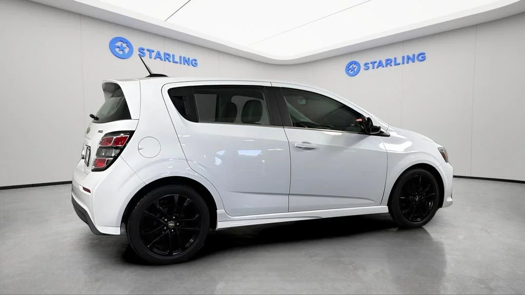 Used 2017 SUMMIT WHITE Chevrolet Premier image 10