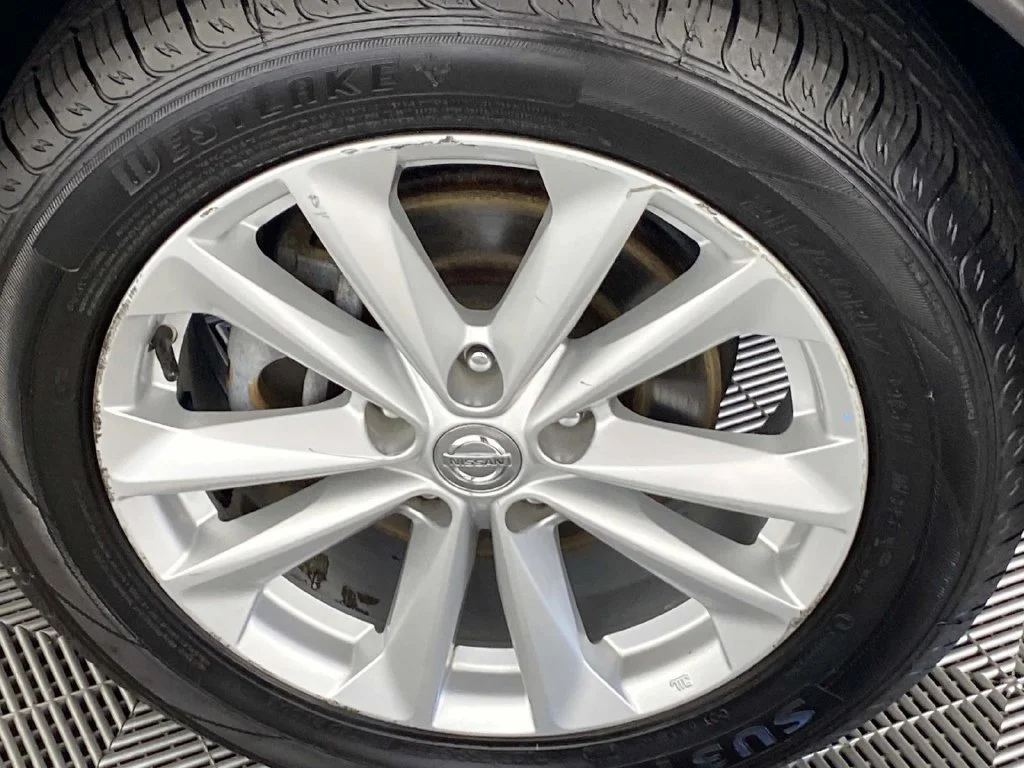 Used 2018 Caspian Blue Nissan S image 27