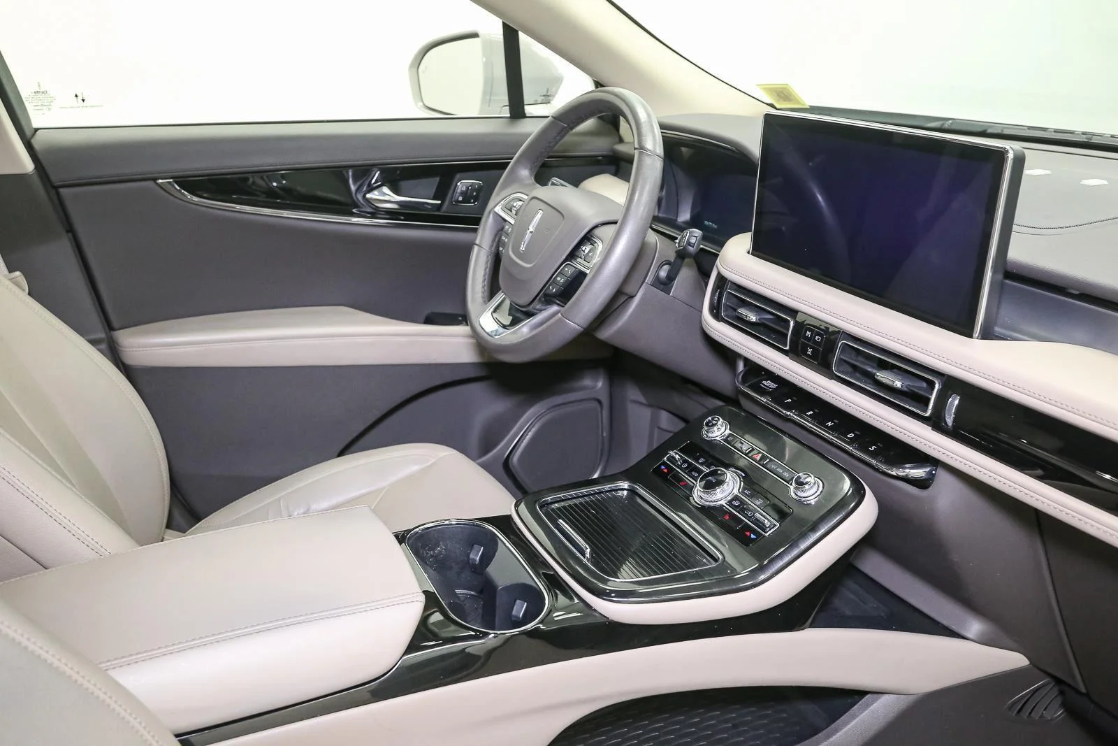 Used 2023 Ceramic Pearl Metallic Tinted Clearcoat Lincoln Standard image 19