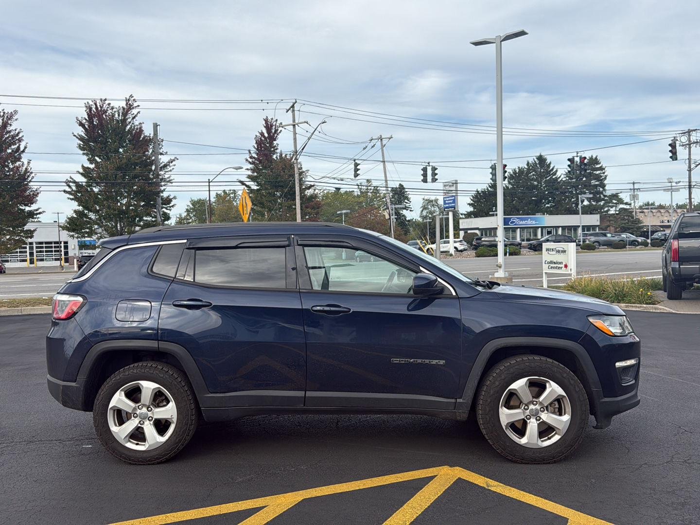 Used 2019 Jazz Blue Pearlcoat Jeep Latitude image 2