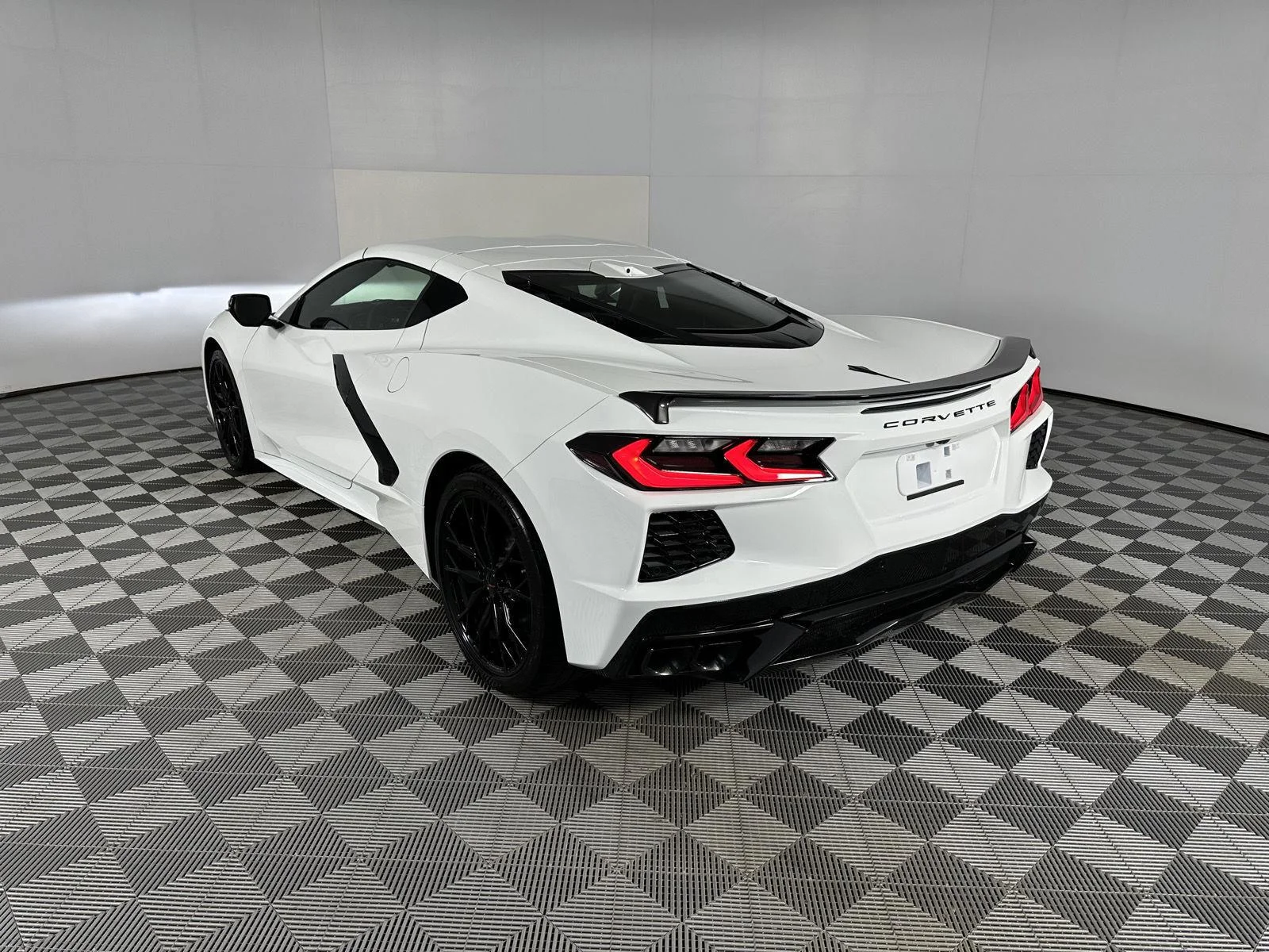 Used 2025 Arctic White Chevrolet 1LT image 25