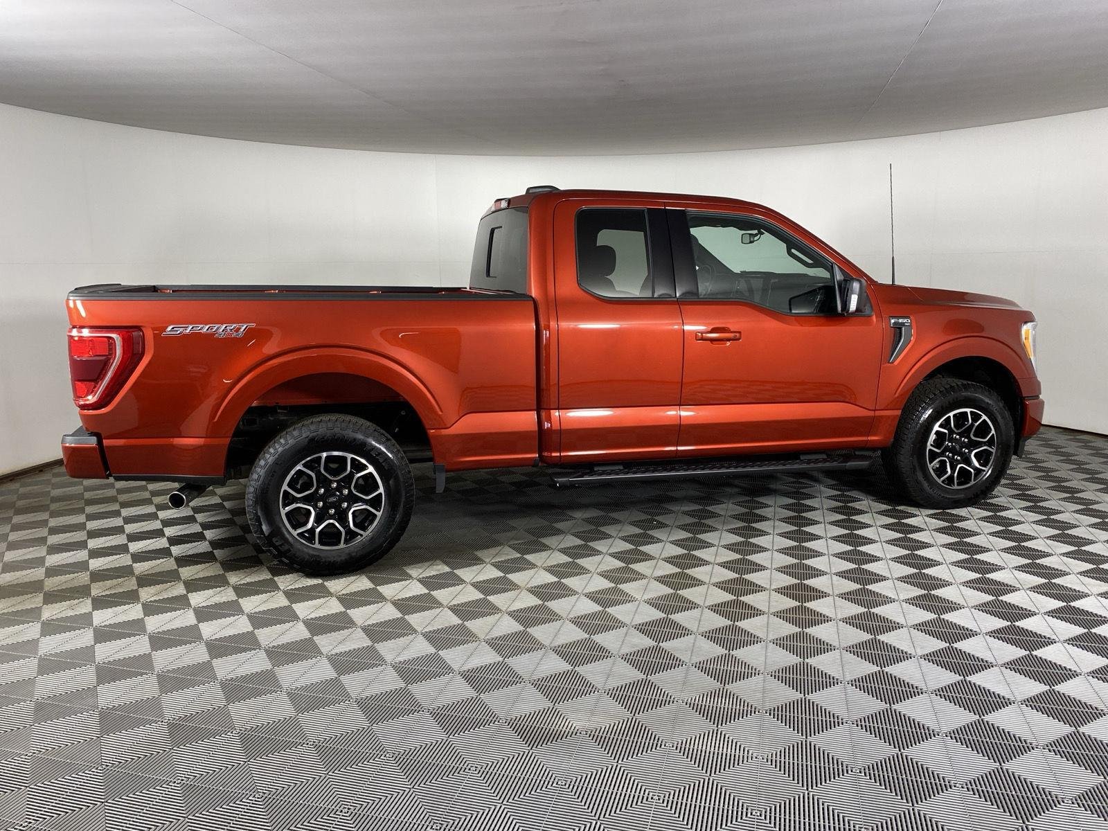 Used 2023 Hot Pepper Red Tinted Clearcoat Ford XLT image 8