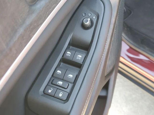 New 2026 Velvet Red Pearl-Coat Exterior Paint Jeep Altitude image 18
