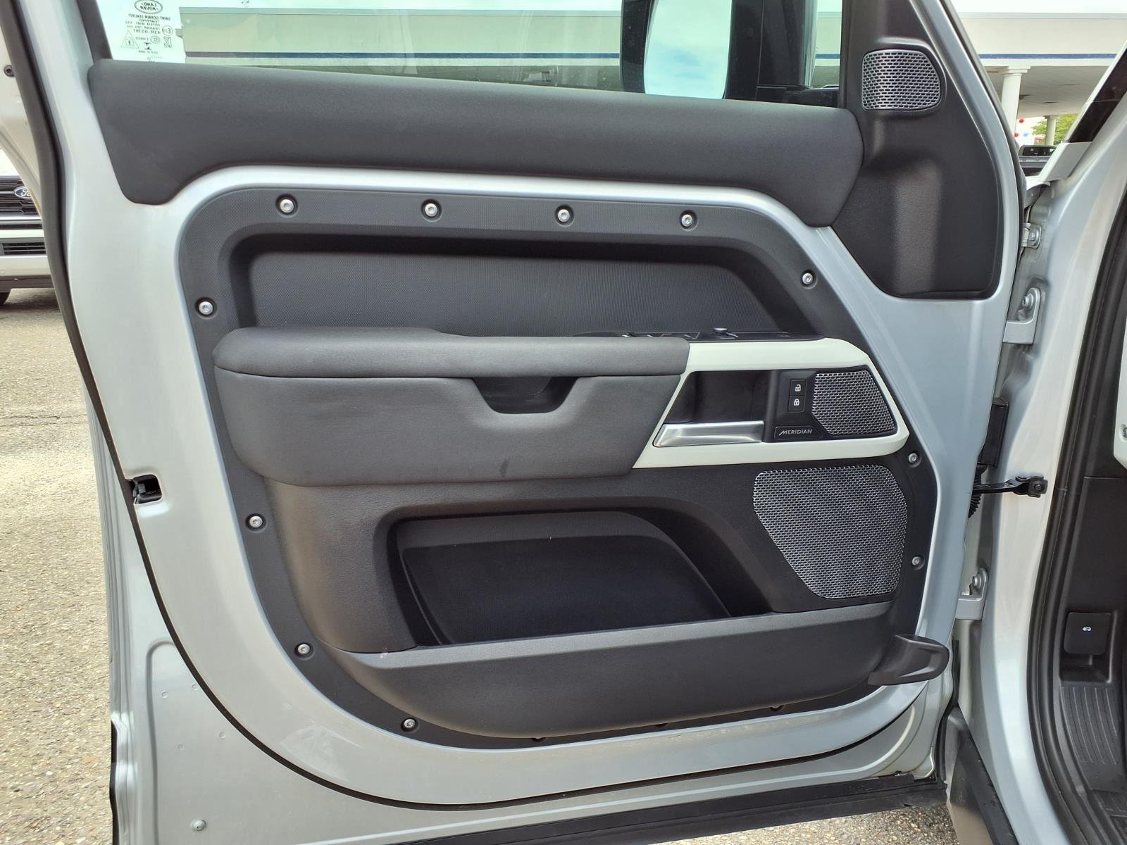 Used 2021 Hakuba Silver Metallic Land Rover S image 30