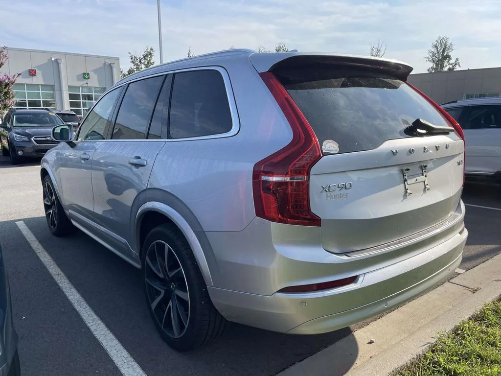 Used 2022 Bright Silver Metallic Volvo Momentum image 3