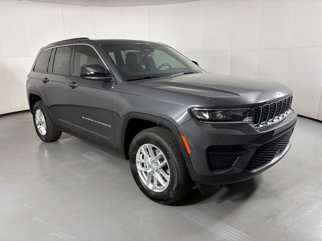 New 2026 Baltic Gray Metallic Clear-Coat Exterior Paint Jeep Laredo image 2