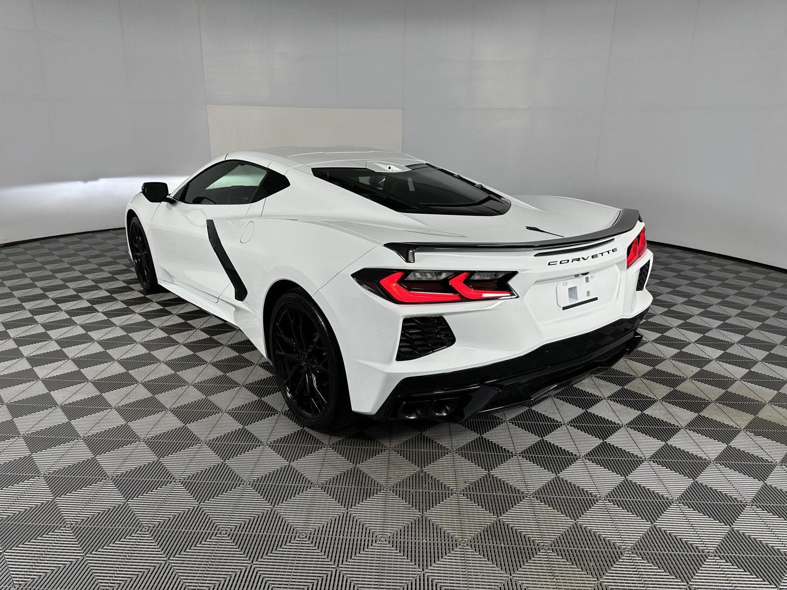 Used 2025 Arctic White Chevrolet 1LT image 25