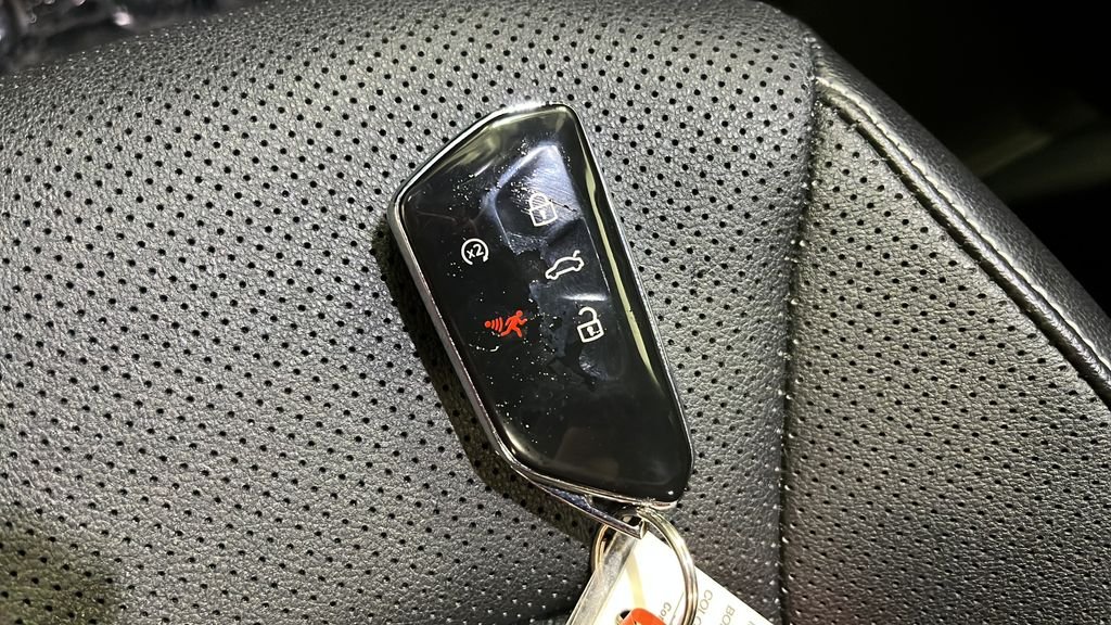Used 2024 White Volkswagen 2.0T SE w/Technology image 40