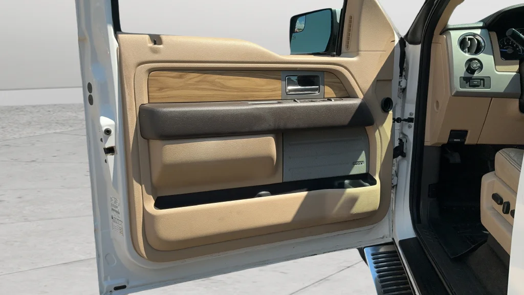 Used 2011 White Ford Lariat image 17