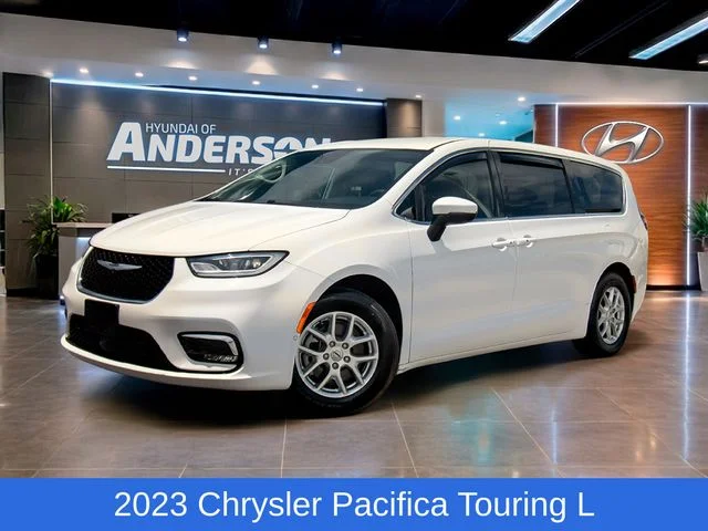 2023 Chrysler Pacifica Touring L's photo