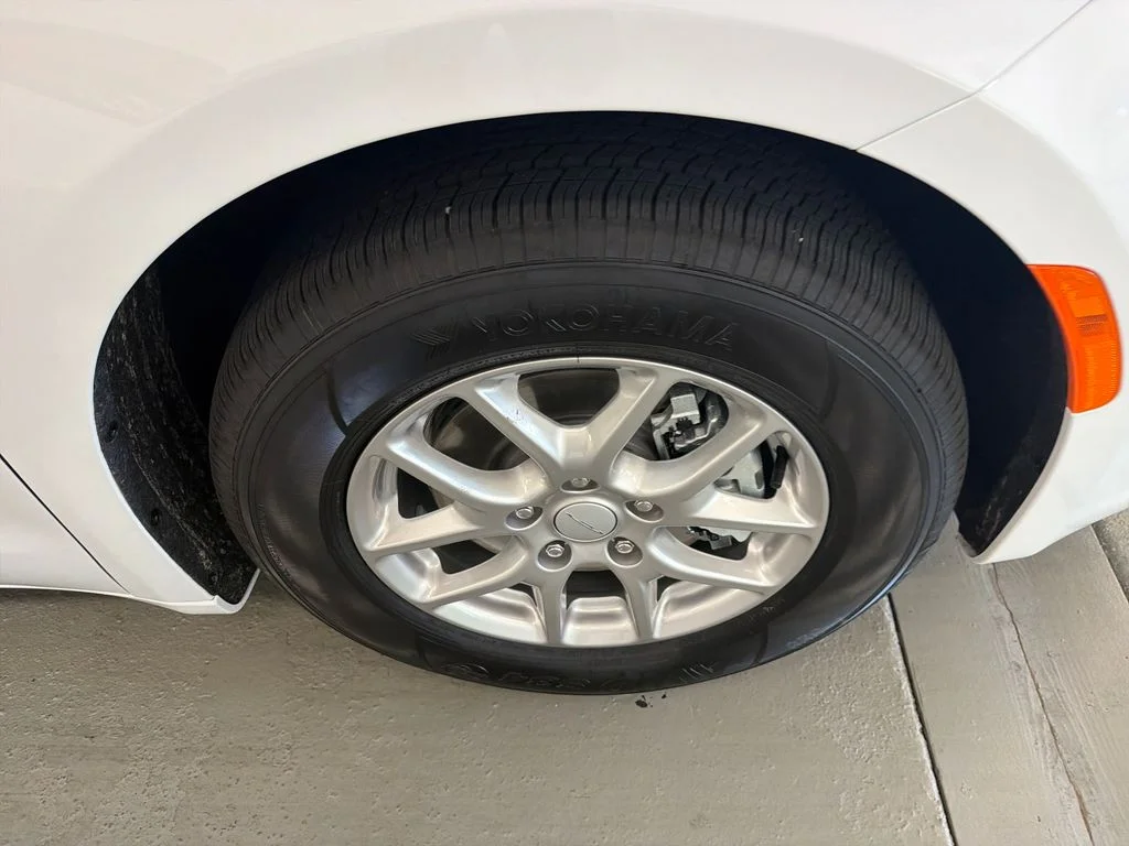 New 2027 White Chrysler LX image 4