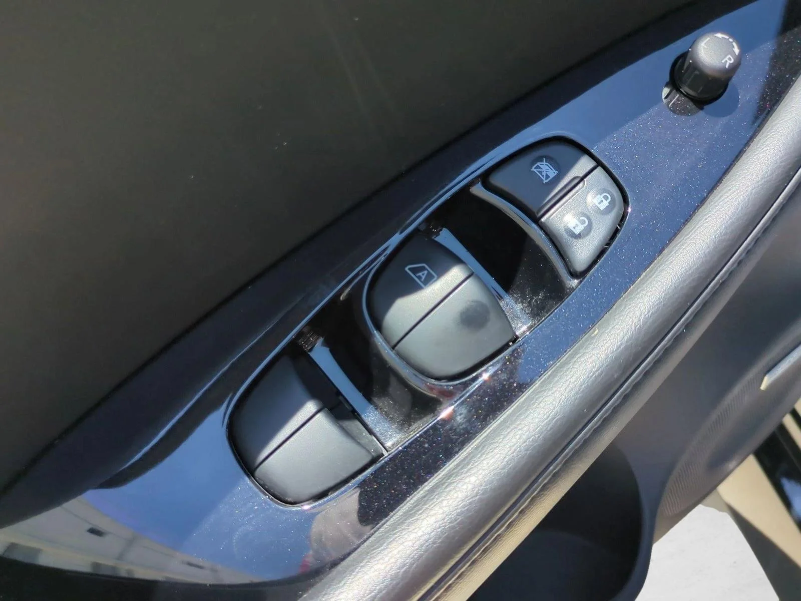 Used 2019 Super Black Nissan SL PLUS image 12
