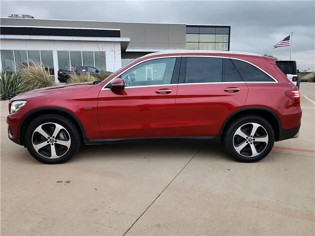 Used 2019 Designo Cardinal Red Metallic Mercedes-Benz GLC 350e All-wheel Drive 4MATIC® image 2