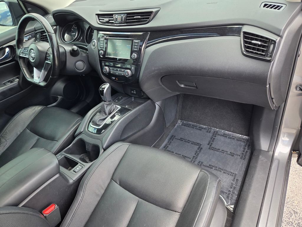 Used 2021 Gun Metallic Nissan SL image 19
