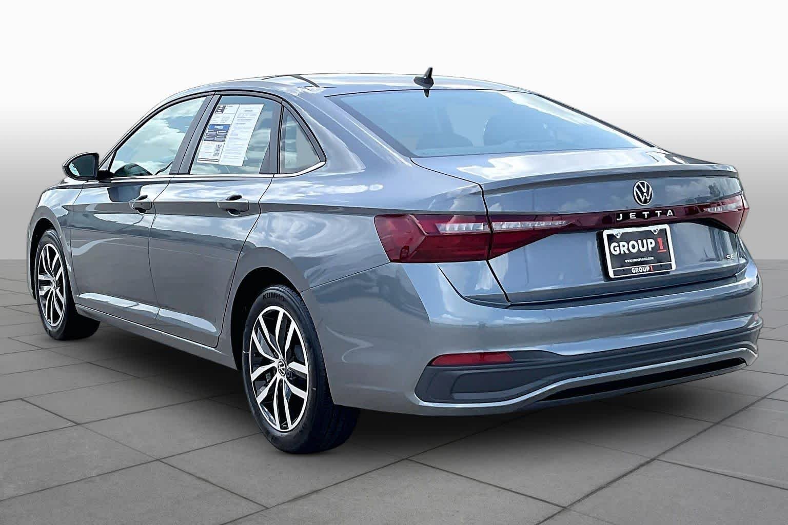 Used 2025 Platinum Gray Metallic Volkswagen SE image 12