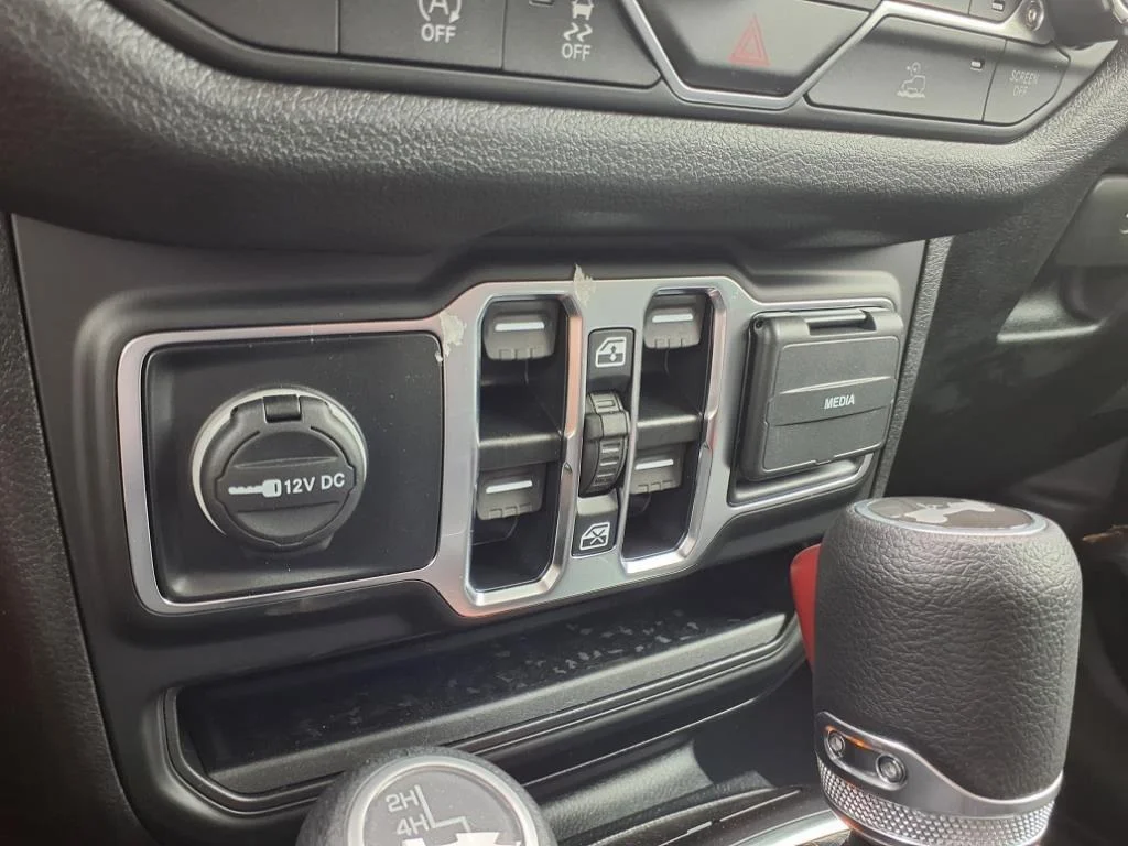 Used 2025 Black Clearcoat Jeep Sport S image 11