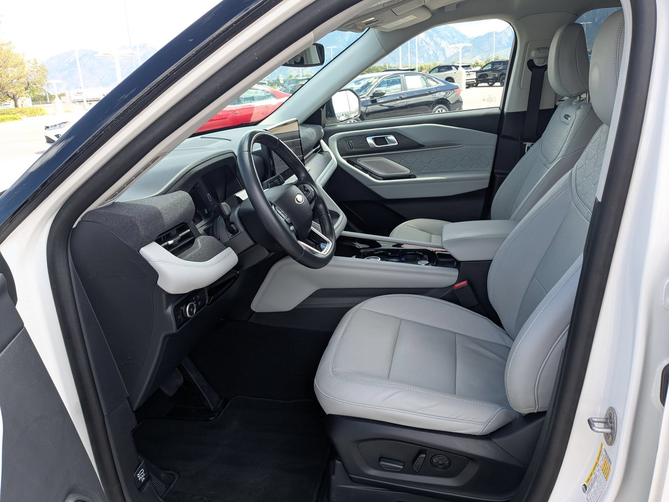Used 2025 White Metallic Ford Platinum image 27