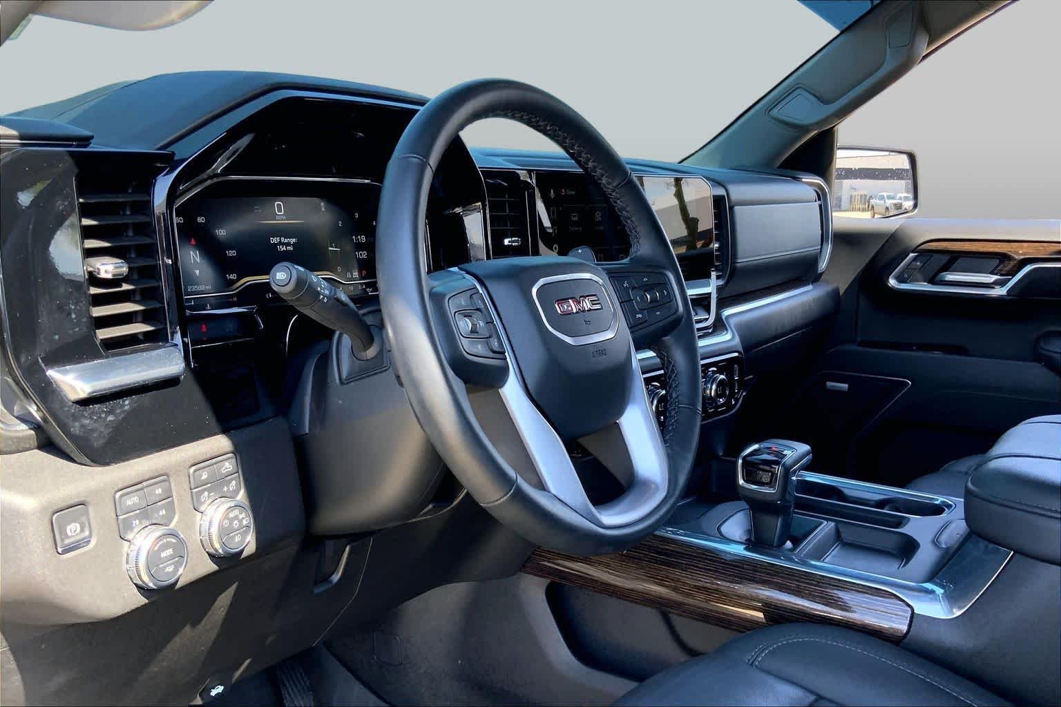 Used 2025 Onyx Black GMC Elevation image 17