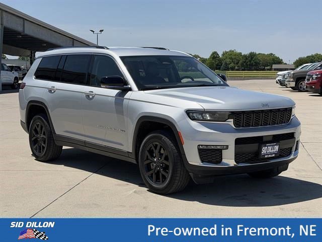 Used 2023 Silver Jeep Limited 4x4 image 2