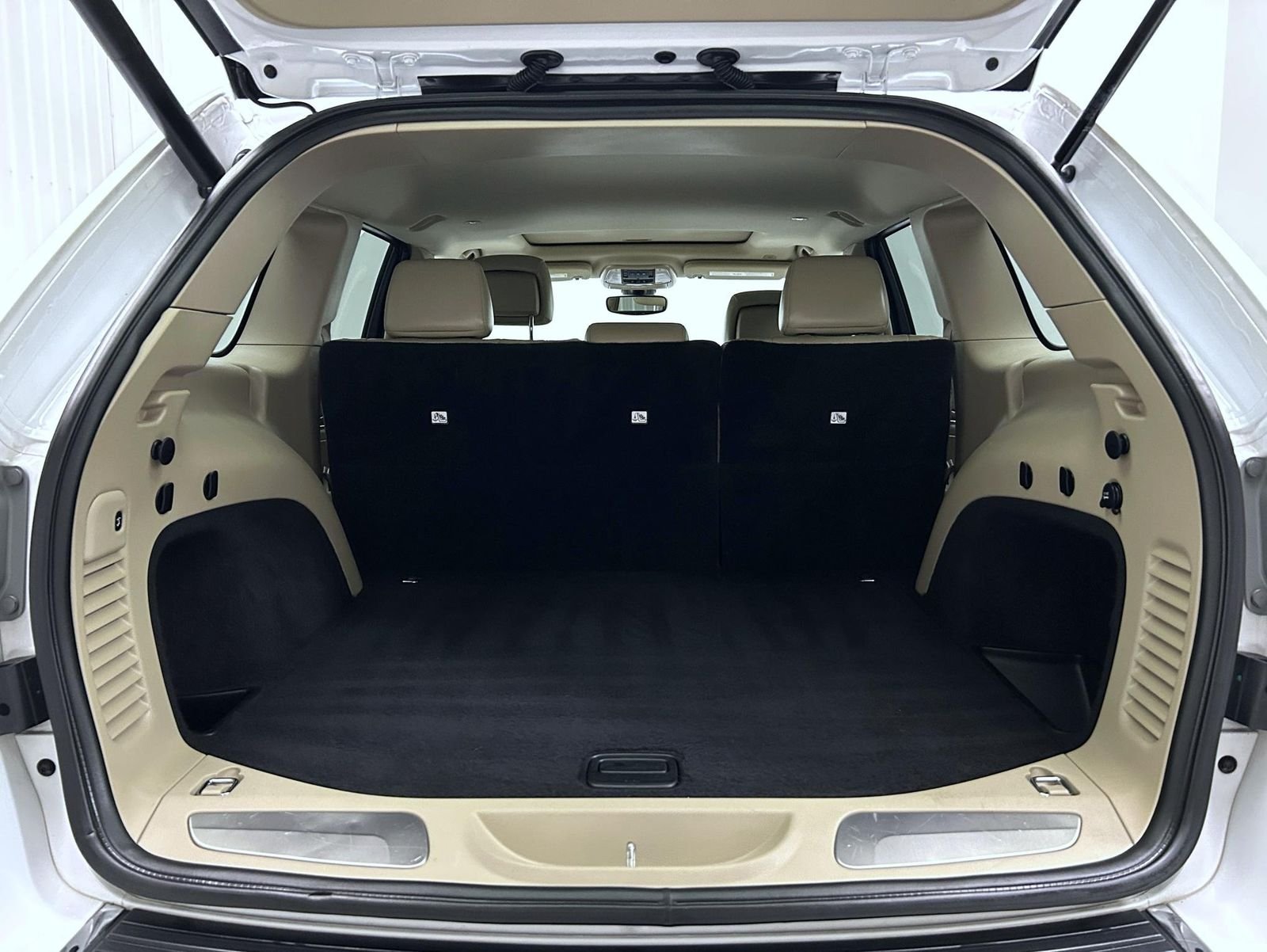 Used 2019 White Jeep Limited image 21