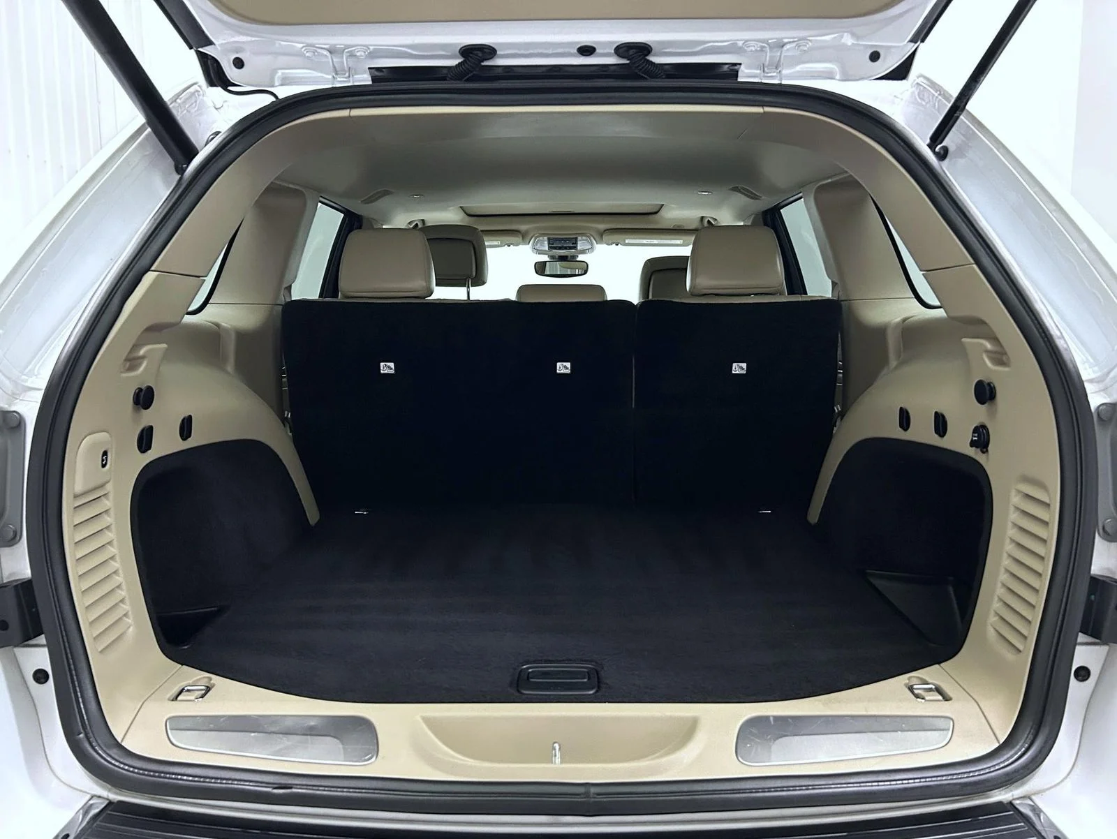 Used 2019 White Jeep Limited image 21