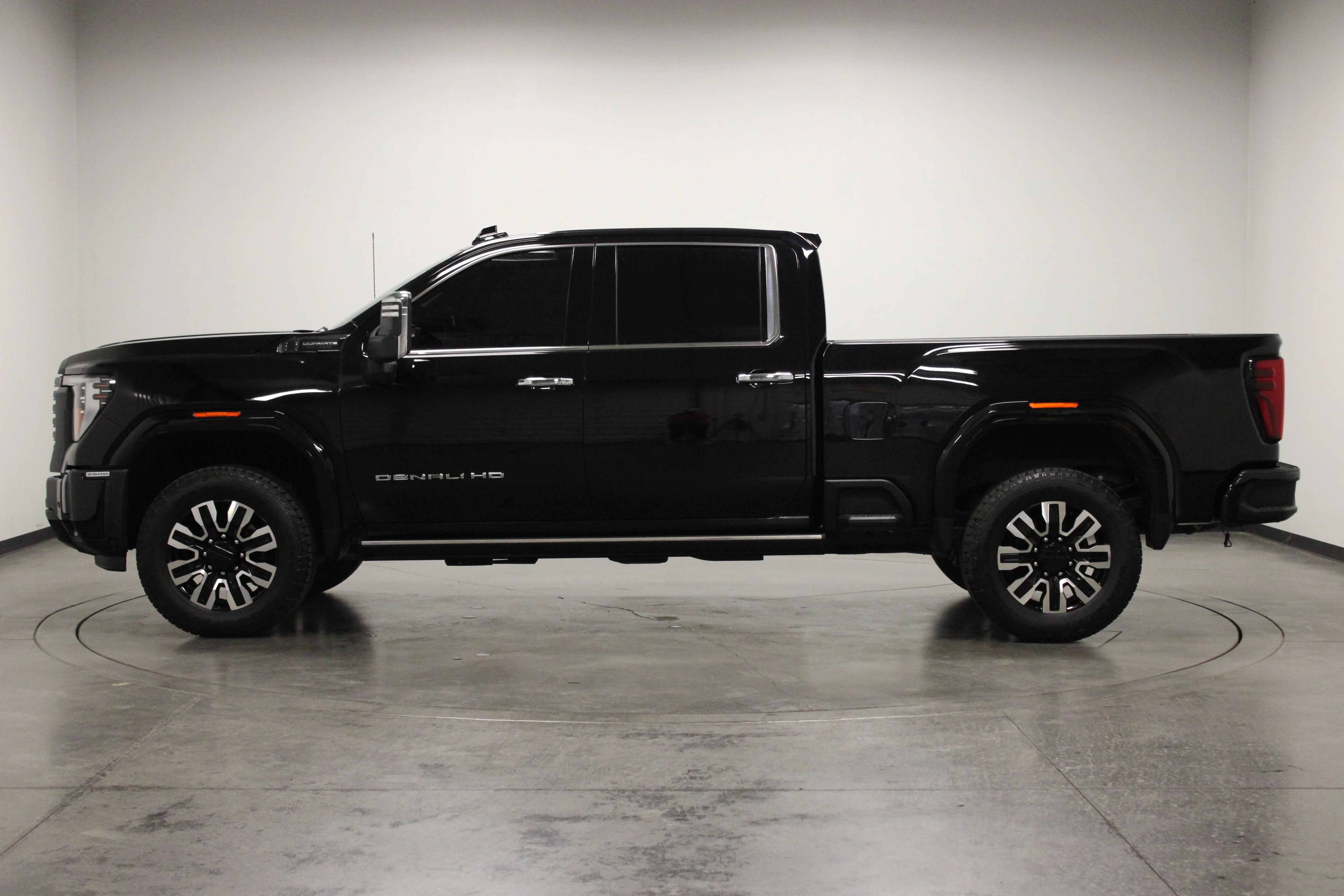 Used 2025 Onyx Black GMC Denali Ultimate image 5