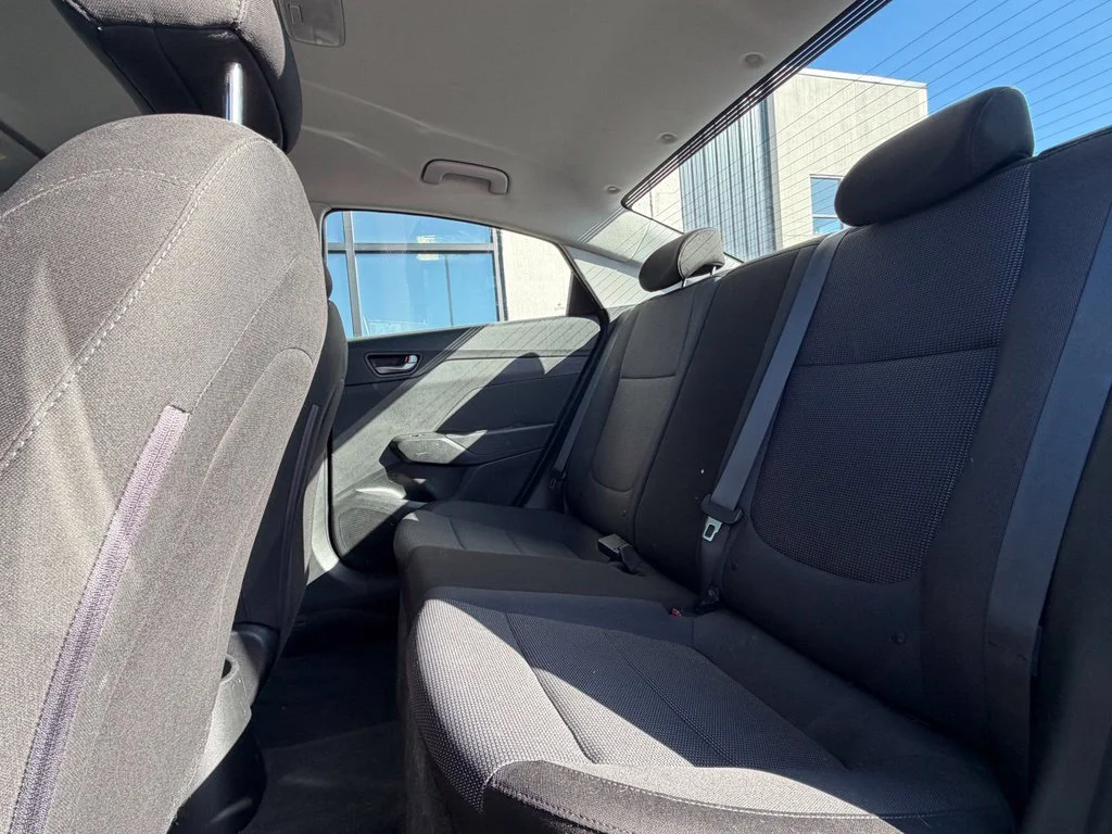 Used 2018 Black Hyundai SE image 9