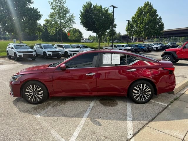 Used 2024 Red Nissan 2.5 SV image 3