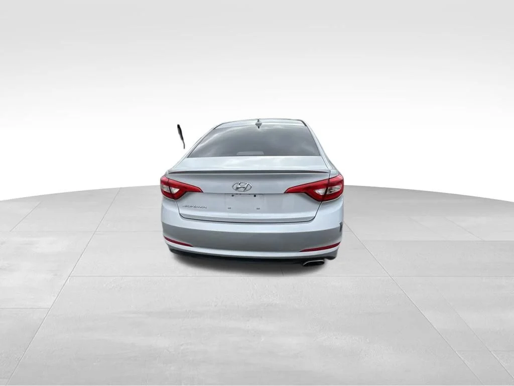 Used 2016 Silver Hyundai SE image 22
