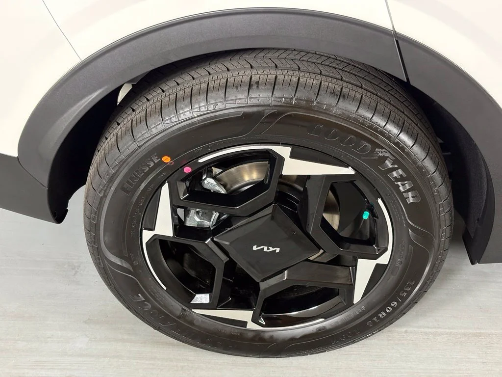 New 2027 Snow White Pearl Kia EX image 10