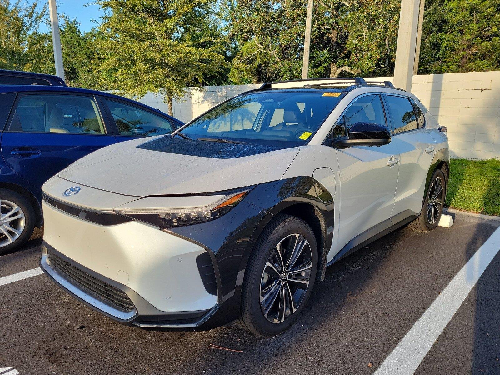 Used 2025 Wind Chill Pearl Toyota Limited image 1