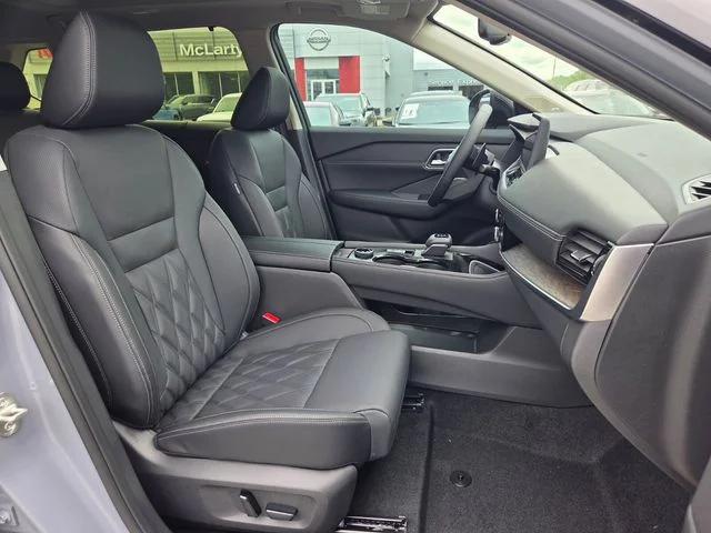 New 2026 Boulder Gray Pearl / Super Black Two-tone Nissan Platinum image 17