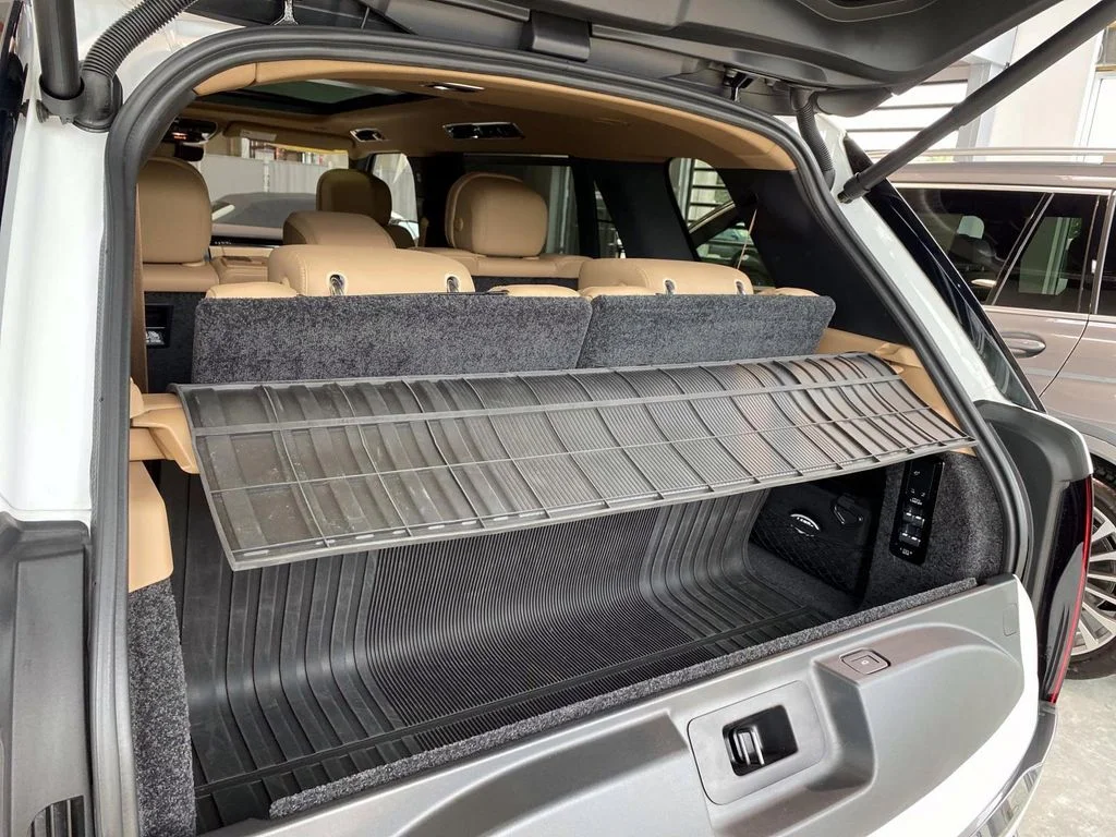Used 2025  Land Rover SE image 6