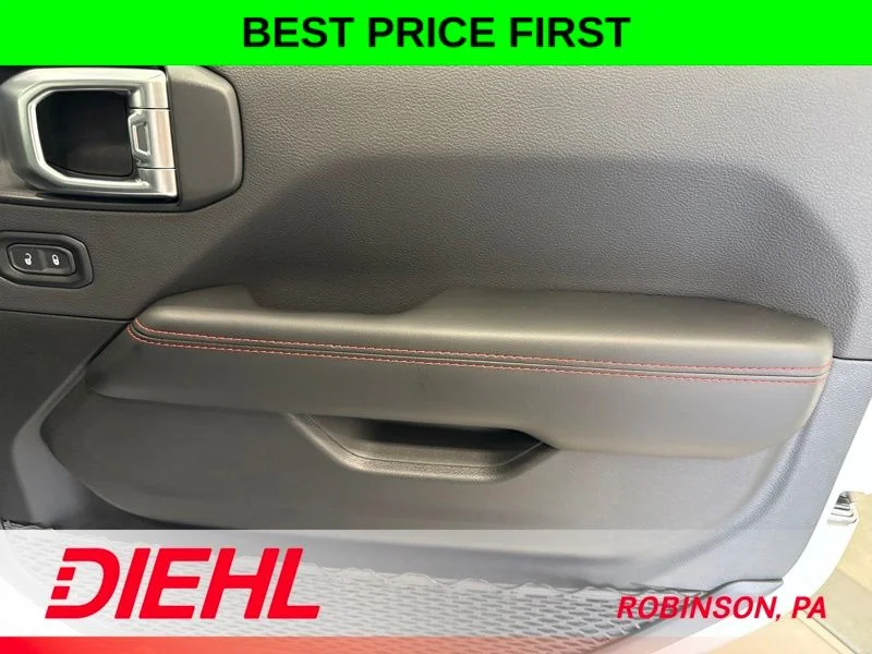 New 2026 Bright White Clear-Coat Exterior Paint Jeep Rubicon image 15