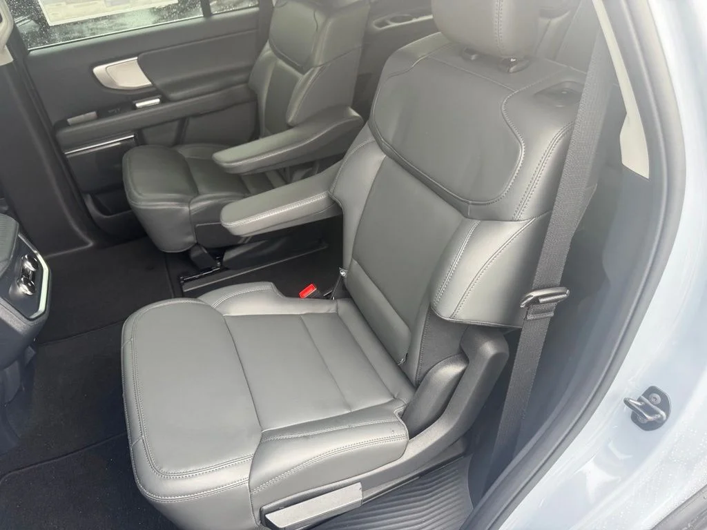 New 2026 Glacier Gray Metallic Tri-Coat Ford Active image 33