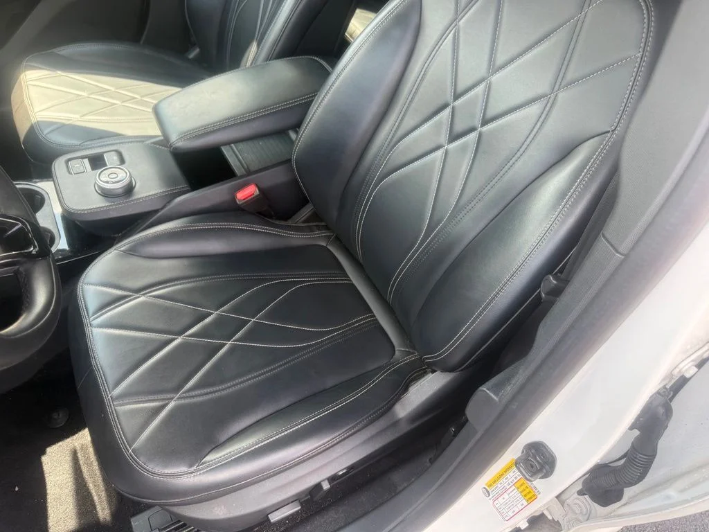 Used 2022 White Metallic Ford Select image 18