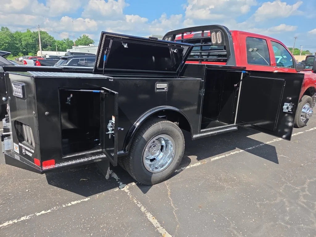 New 2026 Molten Red Pearl-Coat Exterior Paint RAM Tradesman image 8
