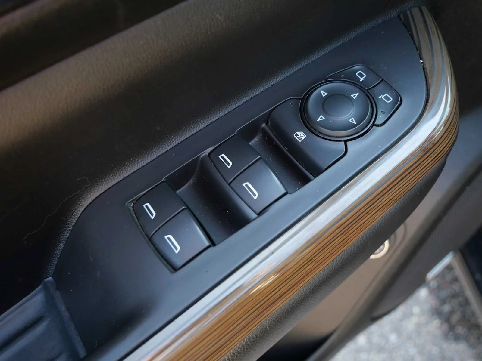 Used 2018 Ebony Twilight Metallic GMC SLE image 21